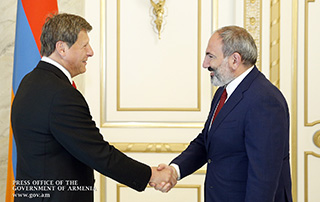 Le Premier ministre Nikol Pashinyan a reçu le Maire de Glendale Ara Najarian  