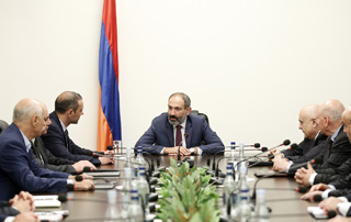 Անվտանգության ոլորտը, ԶՈՒ-երի բնականոն զարգացումն առաջնահերթություն է. վարչապետն Անվտանգության խորհրդի ղեկավար կազմին է ներկայացրել ԱԽ նորանշանակ քարտուղարին