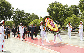 Премьер-министр Никол Пашинян воздал дань уважения памяти героев Вьетнама и Хо Ши Мина