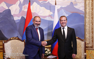 Rencontre de Nikol Pashinyan et Dmitri Medvedev au Kirghizistan