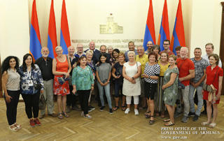 PM takes foreign tourists on tour around capital Yerevan