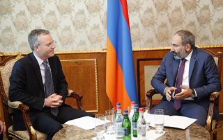 Nikol Pashinyan receives ADB Country Director