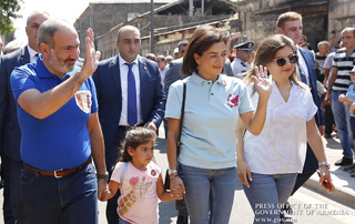 Премьер-министр вместе с супругой и дочерьми принял участие в праздничных мероприятиях, посвященных Дню Гюмри