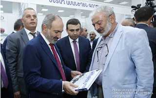 Le Premier ministre  a pris connaissance des produits présentés à l'exposition   «Armenia Expo-2009»