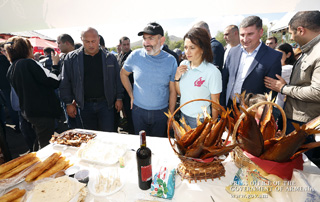 Премьер-министр вместе с семьей присутствовал на открытии фестиваля рыбы на Севанском полуострове