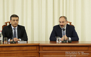 Премьер-министр представил руководящему составу СНБ временно исполняющего обязанности директора СНБ 