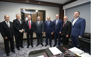 PM meets with Social Democratic Hentchakian Party Central Board representatives in Los Angeles