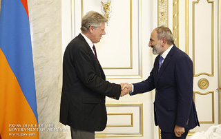 Le Premier ministre Pashinyan a reçu le  congressman américain Frank Pallone