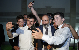 Վարչապետը կառավարական առանձնատանը հյուրընկալել է սահմանամերձ համայնքների շրջանավարտներին