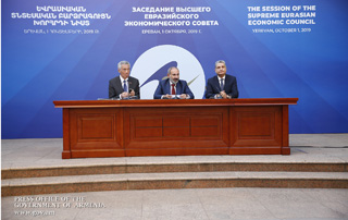 La séance  ordinaire du Conseil économique eurasiatique suprême était d'une nature sans précédent; Conférence de presse des Premiers ministres d'Arménie et de Singapour et  du Président de la Commission eurasiatique