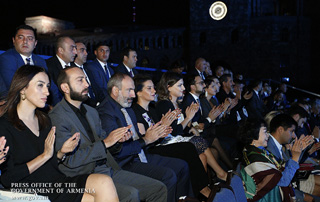 Премьер-министр вместе с супругой и дочерьми принял участие в церемонии открытия Всемирного конгресса по информационным технологиям