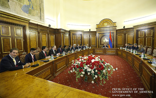 Премьер-министр принял глав принимающих в WCIT 2019 участие официальных делегаций и международных организаций