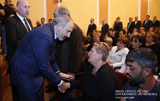 Prime Minister attends memorial service for slain police officer Tigran Arakelyan