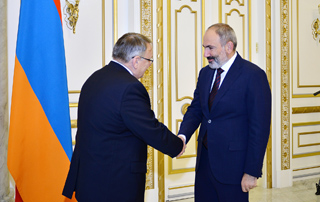 Премьер-министр принял новоназначенного посла Чехии в Армении