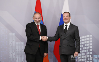 Премьер-министр Никол Пашинян встретился с Дмитрием Медведевым

