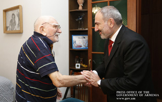 Prime Minister Nikol Pashinyan visits Armen Dzhigarkhanyan in Moscow