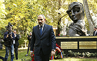 Премьер-министр почтил память жертв преступления 27 октября 1999 года