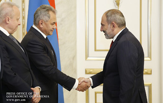PM receives Russian Defense Minister