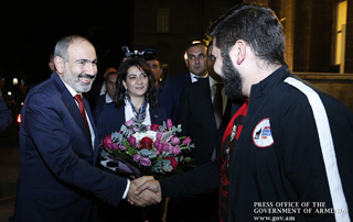 PM Pashinyan and his spouse join “Armenian Universe” carpet weaving initiative of wounded soldiers