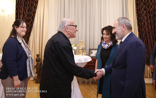 Le Premier ministre et son épouse ont  assisté à la soirée jubilaire consacrée au 90e anniversaire de l'Artiste du peuple de la République d'Arménie, Youri Davtian