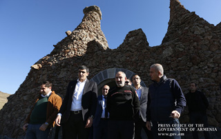 Le Premier ministre a pris connaissance du processus de la mise en œuvre de programmes de subventions dans les villes de Goris, Vaik et Yeghegnadzor; Nikol Pashinyan a rencontré Bako Sahakian