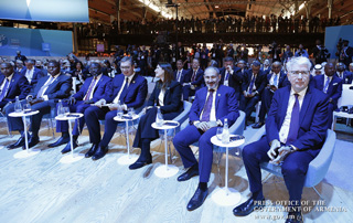 Le Premier ministre participe au deuxième Forum de Paris sur la Paix; Nikol Pashinyan a offert un livre arménien à la bibliothèque du Forum
