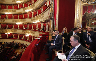 Nikol Pashinyan et Anna Hakobyan ont regardé le spectacle «Hélène d'Égypte» de Richard Strauss  au théâtre d'opéra La Scala de Milan  
