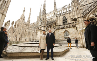 Nikol Pashinyan, Anna Hakobyan visit Catholic Cathedral in Milan