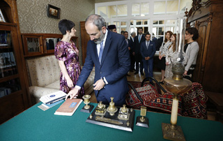 Никол Пашинян в Тбилиси посетил научно-культурный центр «Дом Ованнеса Туманяна»