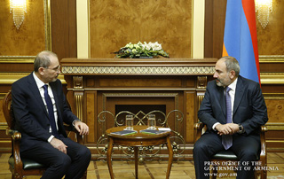 Le Premier ministre Pashinyan a reçu  Aymen al-Safdi, Ministre jordanien des Affaires étrangères et des émigrés