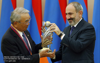 Премьер-министр Пашинян вручил японскому ученому Такео Канаде Государственную премию Республики Армения за всемирный вклад в сферу ИТ