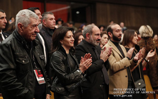 Le Premier ministre assiste au  concert du contrebassiste de jazz israélien Avishai Cohen et  du maître émérite des artes d'Arménie Vahagn Hairapetian
