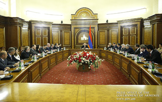 В правительстве обсуждены связанные с доходной и расходной частями госбюджета вопросы 