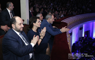 Никол Пашинян и Анна Акопян присутствовали на юбилейном вечере по случаю 75-летия Левона Малхасяна