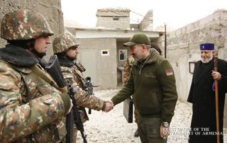Никол Пашинян вместе с супругой  и Католикосом Всех Армян посетил боевые позиции и поздравил солдат с наступающим Новым годом

