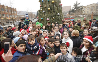Премьер-министр Пашинян и госпожа Анна Акопян накануне Нового года посетили общины Тавушской области