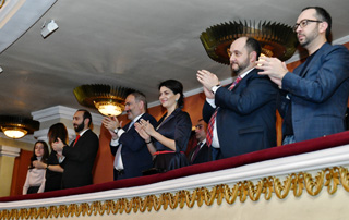 Le Premier ministre et son épouse ont  assisté au concert du Nouvel An au théâtre national académique d'opéra et de ballet Alexandre Spendiarian