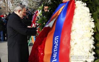 Prime Minister Nikol Pashinyan visits Yerablur Pantheon on Army Day