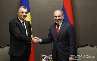Nikol Pashinyan meets with Moldovan Premier in Almaty