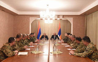 Nikol Pashinyan et Bako Sahakyan ont tenu une réunion avec la participation   du personnel d'encadrement des Forces armées