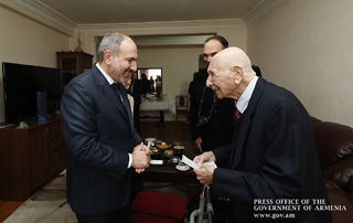 PM Pashinyan hands Armenian citizen’s passport to 105-year-old Nurhan Boghos Josupovich