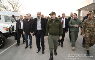 Le Premier ministre a assisté à l'ouverture d'une cantine dans l'unité militaire N des Forces armées et a dîné avec des soldats