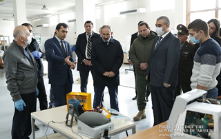 Премьер-министр ознакомился с работами по ремонту аппаратов искусственной вентиляции легких