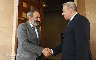 PM congratulates RF top leadership on Russia’s national holiday, visits Russian embassy in Armenia