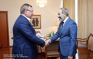 Премьер-министр обсудил с Андреем Костиным вопросы расширения деятельности банка ВТБ в Армении