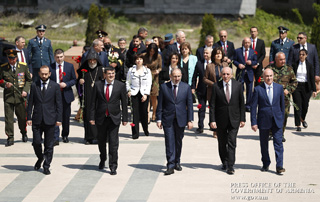 Премьер-министр Пашинян и госпожа Анна Акопян в Арцахе приняли участие в мероприятиях по случаю тройного праздника