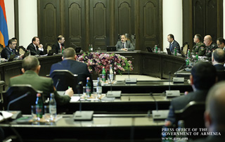 Авторитет службы в армии нужно поднять до уровня авторитета ВС: премьер-министр