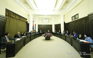 L'État soutiendra les initiatives commerciales dans les secteurs de la production et  des services 