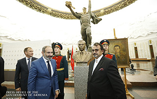 В присутствии премьер-министра Пашиняна в Москве состоялось открытие бюста маршала Амазаспа Бабаджаняна