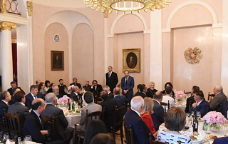 Премьер-министр в Москве провел рабочий обед с представителями армянской общины